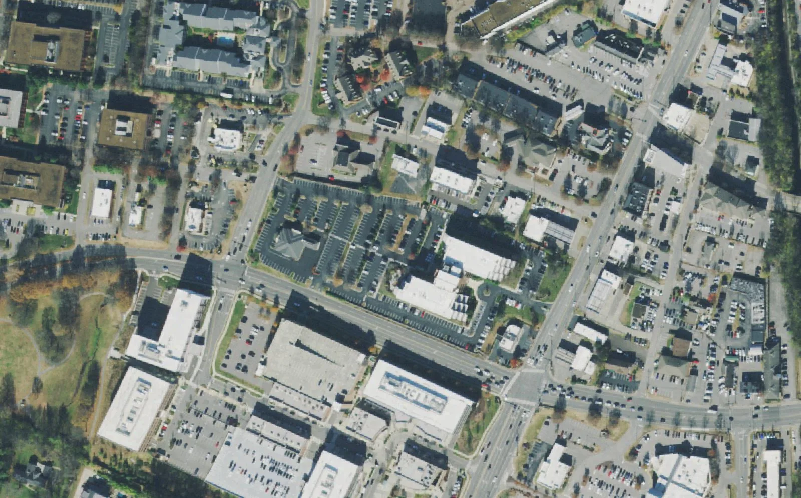Franklin Road, running up the right side, crosses Maryland Way and Church Street East in Brentwood's commercial center, with the Hill Center south of Maryland Way, seen from the air.